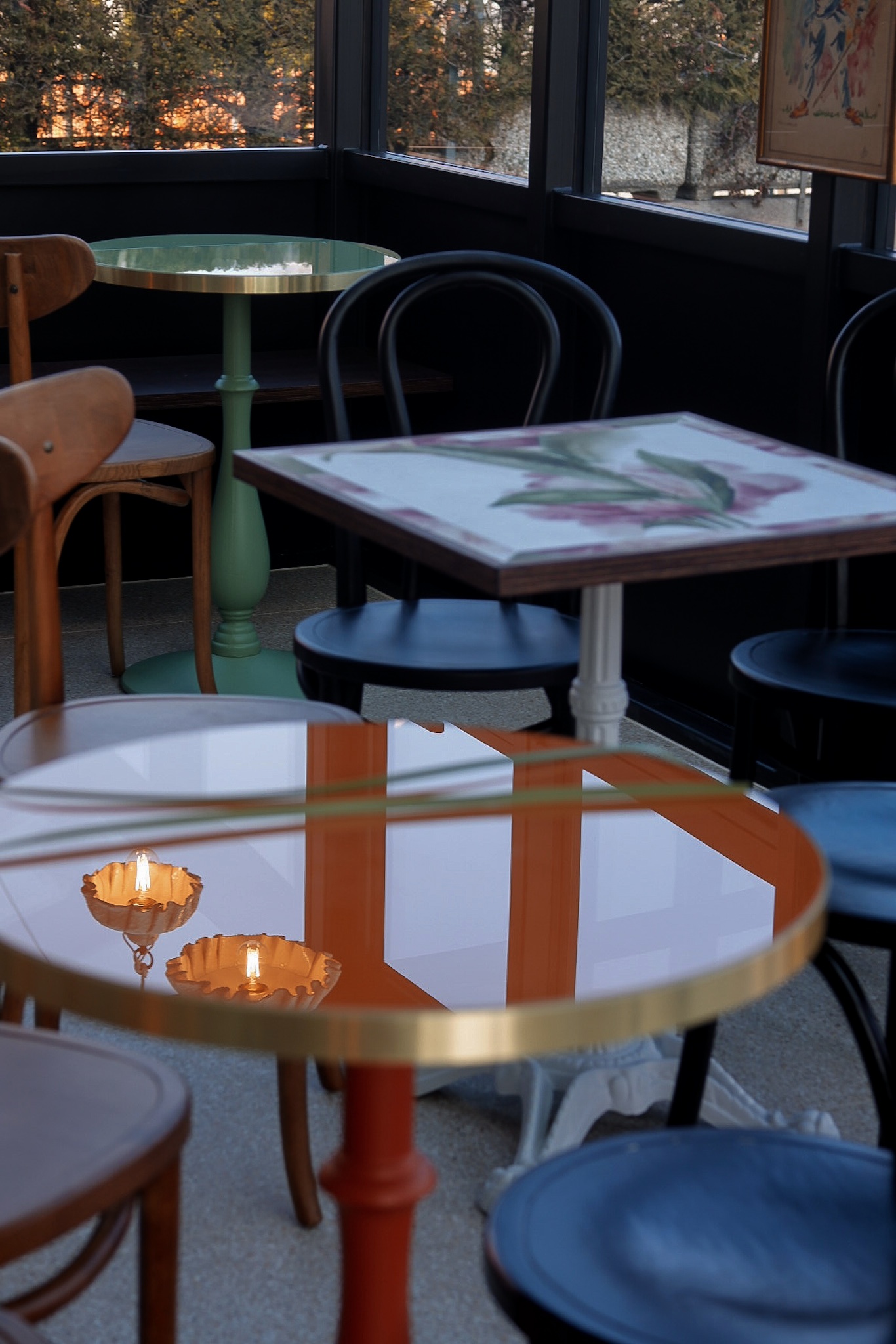 Monica Mariz pasticceria bronzetti tavolino arancione con riflesso lamapade