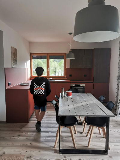Monica Mariz casa ester appartamenti  tavolo artigianale in legno