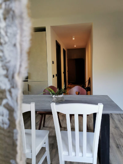 Monica Mariz casa ester appartamenti sedie in legno bianche