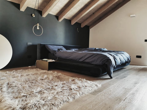 Monica Mariz casa privata Lavis camera con letto in velluto blu