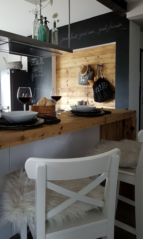 Monica Mariz casa privata albiano bancone cucina anticato con sedie e laviagna sullo sfondo