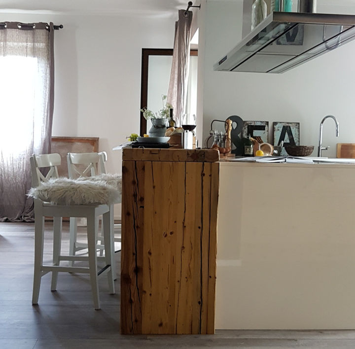 Monica Mariz casa privata albiano dettaglio isola cucina con bancone e sgabelli in legno