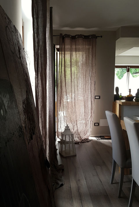 Monica Mariz casa privata albiano dettaglio tenda e sedia tavolo