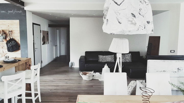 Monica Mariz casa privata albiano soggiorno open spcae living con divano in pelle