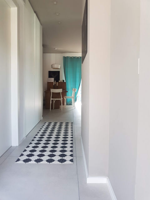 Monica Mariz casa privata trento corridoio con tappeto bianco e nero
