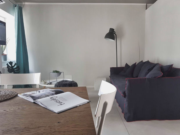 Monica Mariz casa privata trento soggiorno con tavole sedia e divano
