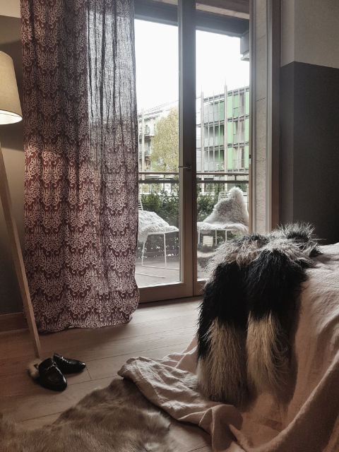 Monica Mariz le albere buxter camera da letto con finestra e balcone