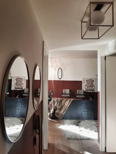 Monica Mariz le albere buxter corridoio con specchi e vista soggiorno