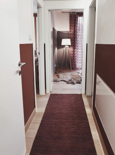 Monica Mariz le albere buxter corridoio con tappeto rosso e pelliccia