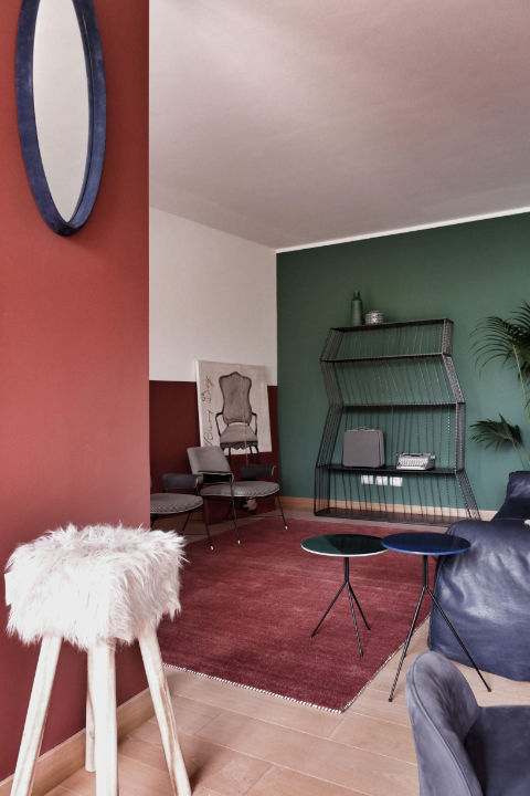 Monica Mariz le albere buxter tavolini in soggiorno con muro verde