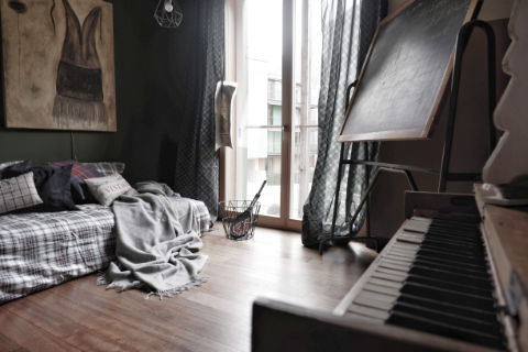 Monica Mariz le albere cantori camera da letto con pianoforte e lavagna