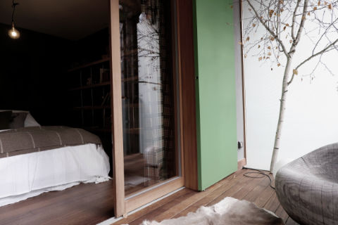Monica Mariz le albere riva finestra e parete esterna verde