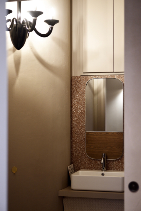 Monica Mariz maison de filip bagno con specchio e parete in porfido