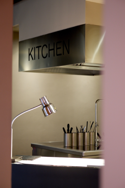 Monica Mariz maison de filip dettaglio della cucina con scritta kitchen su acciaio