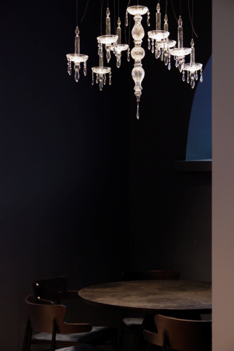 Monica Mariz maison de filip tavolo rustico con lampadario in cristallo