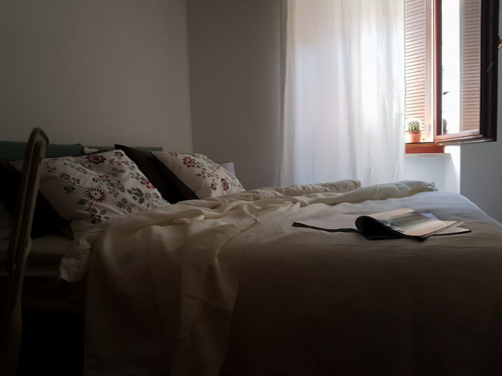 Monica Mariz numero 28 luxury stanza letto con lenzuola bianche